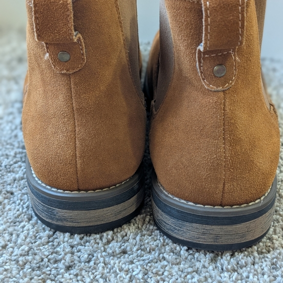 Stylish Tan Chelsea Boots for Men - Picture 8 of 10